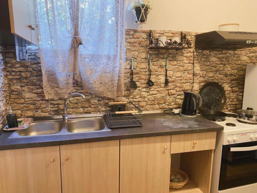 Kuchyň nebo kuchyňský kout v ubytování AGGELIKI STUDIOS