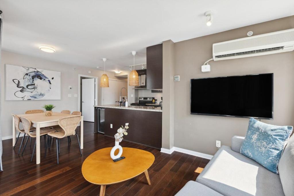 Η κουζίνα ή μικρή κουζίνα στο Spacious 4BR Waterview Condo with Pool near Rogers Arena for 9