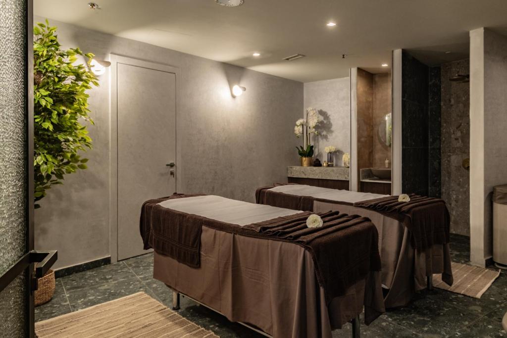 Кровать или кровати в номере QAWRA Palace Resort & SPA