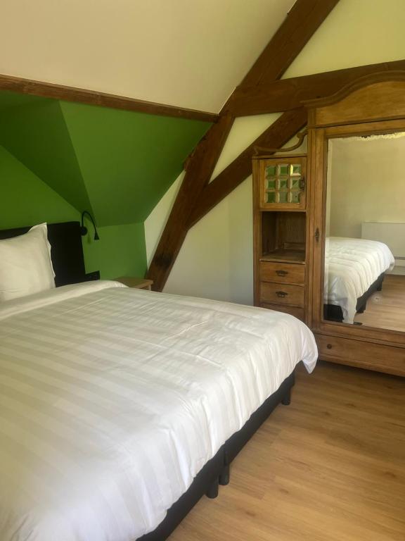 Postel nebo postele na pokoji v ubytování Auberge du chateau de Leignon
