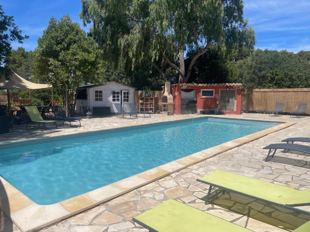 - une piscine avec une table de pique-nique et des chaises dans l'établissement Analaya, à Vias