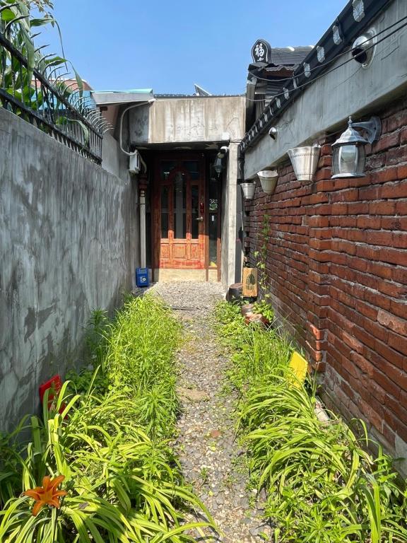 Aed väljaspool majutusasutust Alleyway 모퉁이