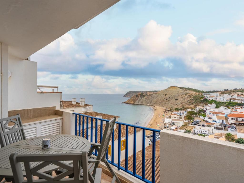 un balcone con tavolo e vista sull'oceano di Retreat with sea view #1972 a Budens