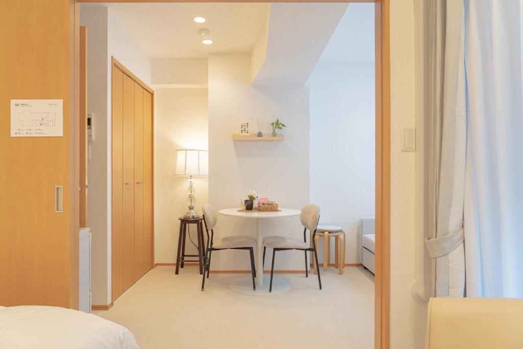 Postelja oz. postelje v sobi nastanitve SHIKA HOME 横滨中华街 高级公寓 适合家庭 多人 Luxury Family Living near Chinatown キッチン完備 家族やグループに落ち着きある空間