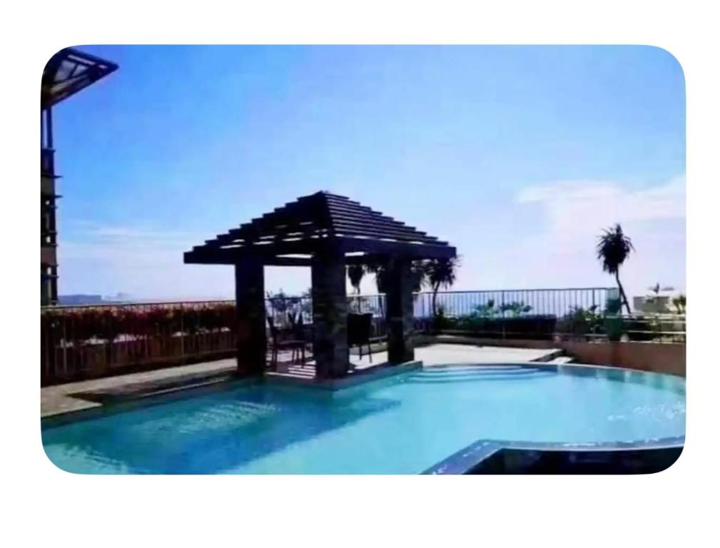 Bazén v ubytování UrbanhavenCozyFamilybedroom nebo v jeho okolí