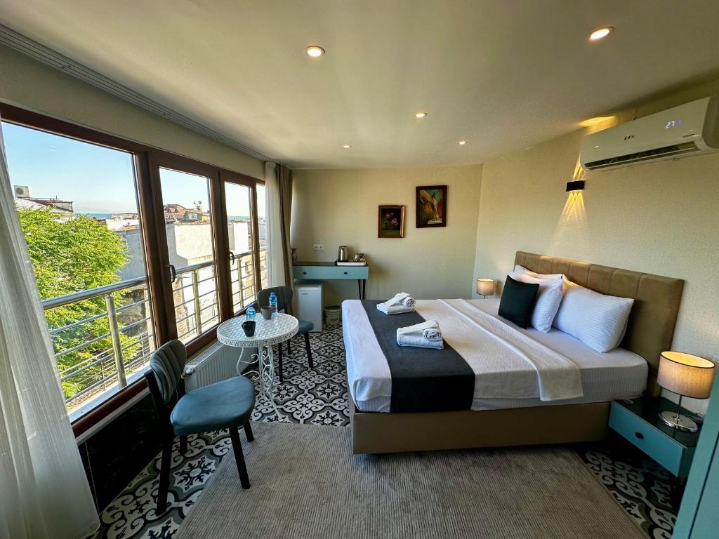 una camera d'albergo con un letto grande e una finestra di LElLl HAGİA SOFİA OTEL a Istanbul