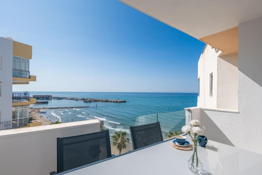 un balcón con vista al mar en In front of SEA & CENTER, en Marbella