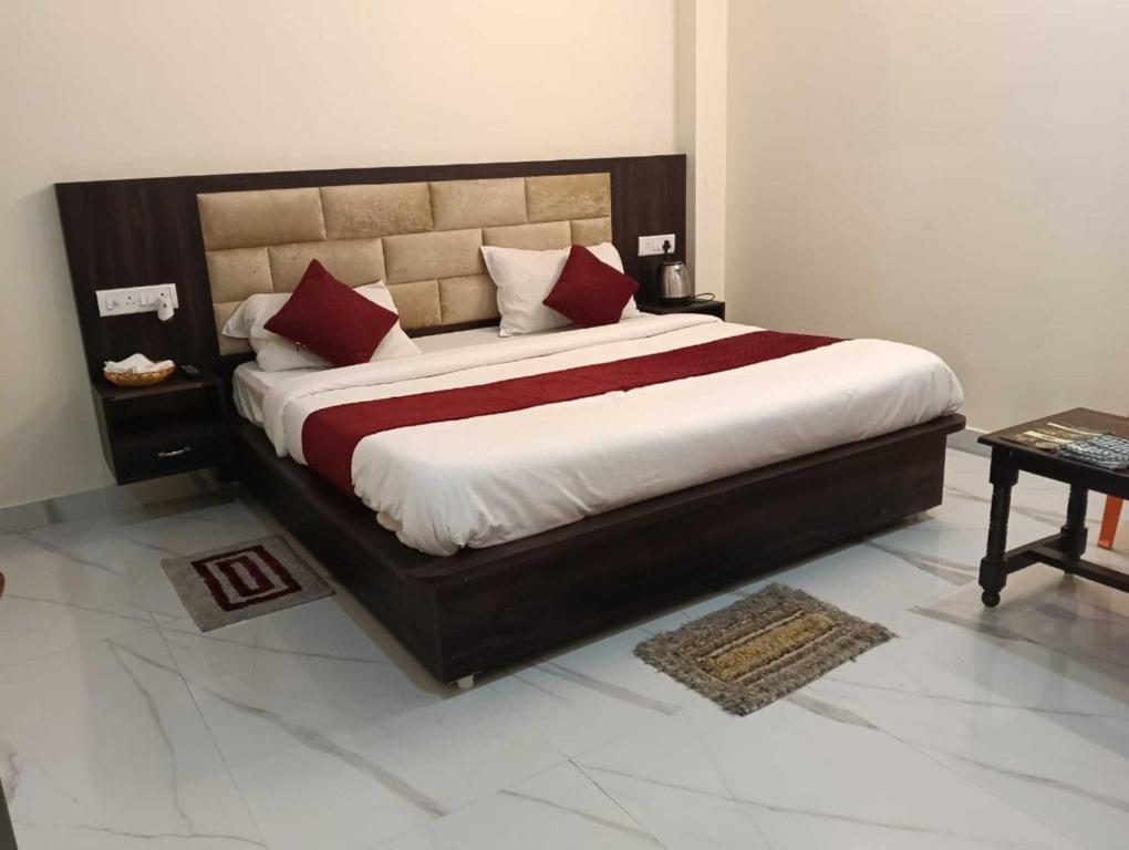 Uma cama ou camas num quarto em Hotel Nandan - 800 Metres Away From Ram Mandir Ayodhaya
