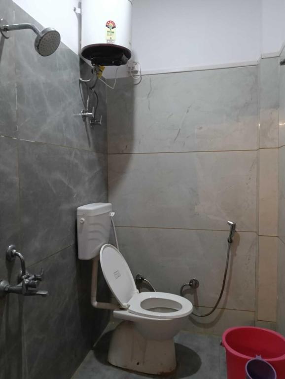 Uma casa de banho em Hotel Nandan - 800 Metres Away From Ram Mandir Ayodhaya