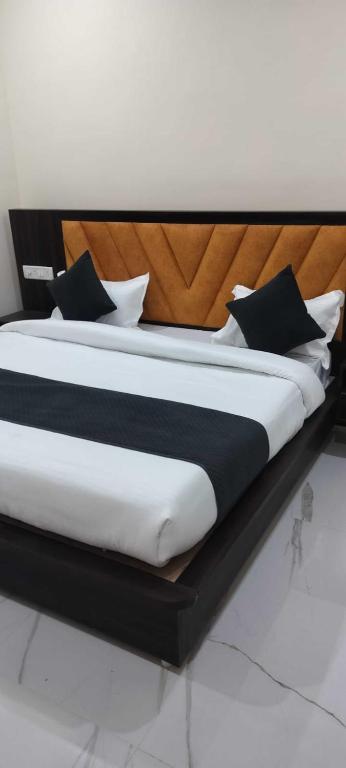 Uma cama ou camas num quarto em Hotel Nandan - 800 Metres Away From Ram Mandir Ayodhaya