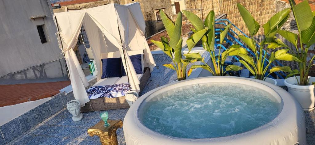 bañera grande en la parte superior de un patio en Opera Dolce, en Carini