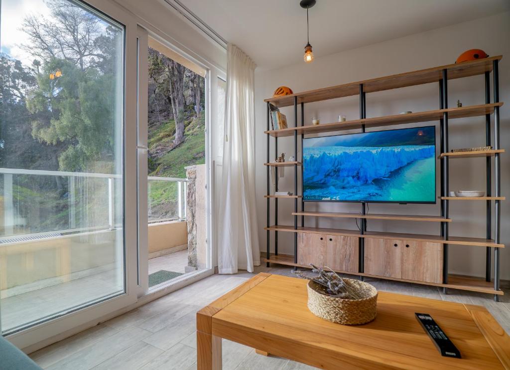 TV/trung tâm giải trí tại Depto Nómades, con vista directa a la cascada - Ayres del Bosque Alojamientos