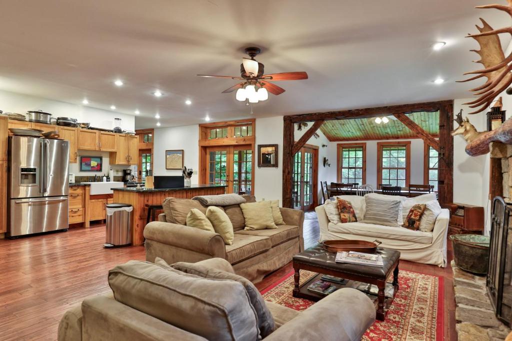 Χώρος καθιστικού στο Spacious Vermont Mountain Retreat - 4BR,4BA - Near Skiing & Hiking - Perfect for Groups