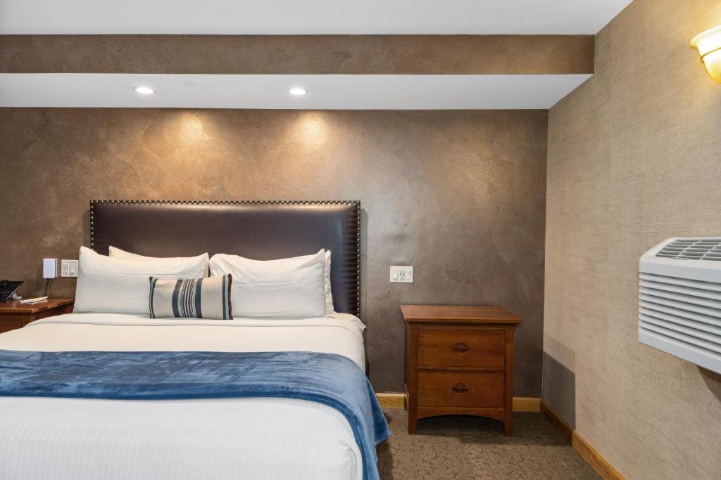 Voodi või voodid majutusasutuse Golden Arrow Lakeside Resort toas