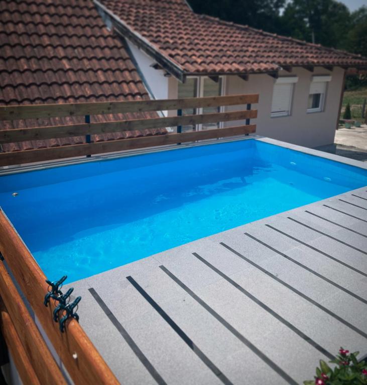 Bazén v ubytování Iskra DDUR nebo v jeho okolí
