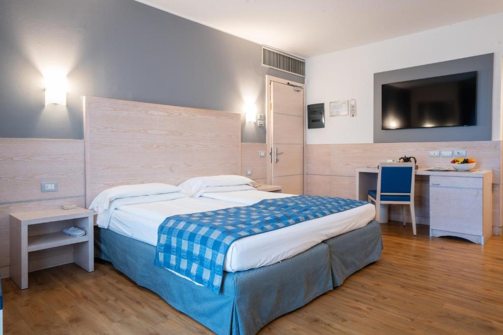 Postel nebo postele na pokoji v ubytování Caravel Bike Hotel