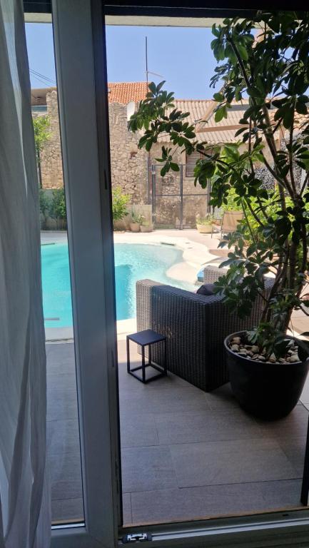 Der Swimmingpool an oder in der Nähe von Basic Mansion Mandalina