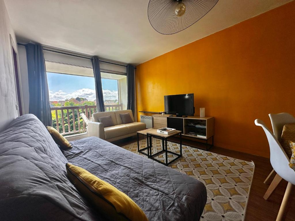 Televízia a/alebo spoločenská miestnosť v ubytovaní Capucine, duplex à 5 min plage