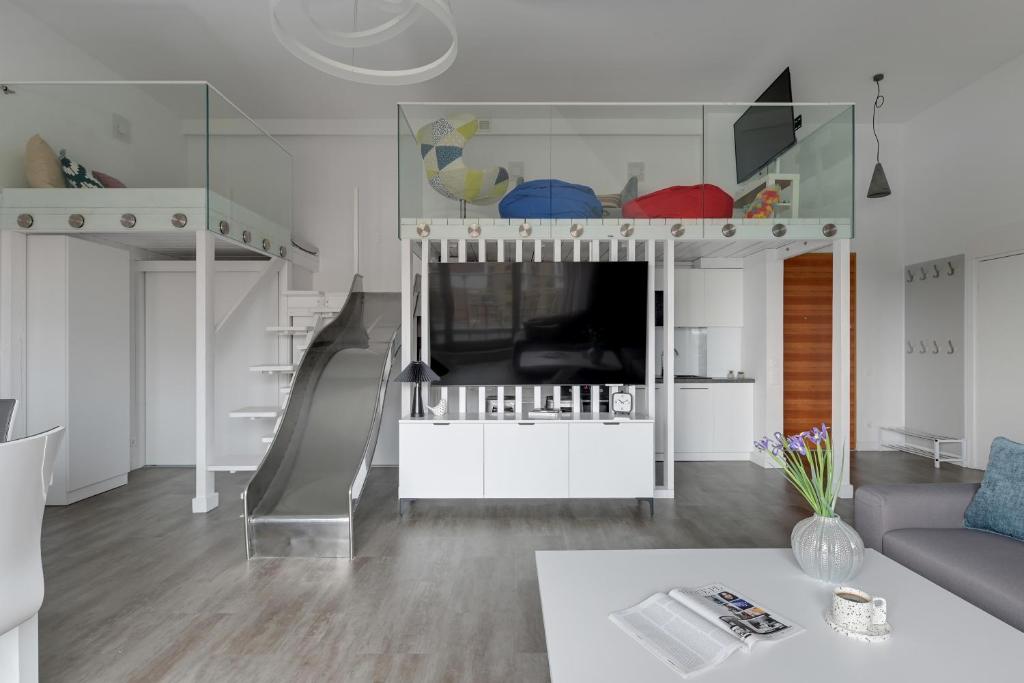 TV&#47;Unterhaltungsangebot in der Unterkunft Waterlane Riverside - SPA, Pool, Gym &amp; Parking by Downtown Apartments