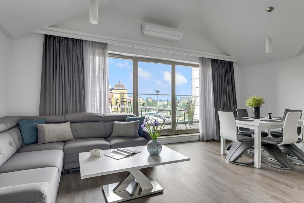 Ein Sitzbereich in der Unterkunft Waterlane Riverside - SPA, Pool, Gym &amp; Parking by Downtown Apartments
