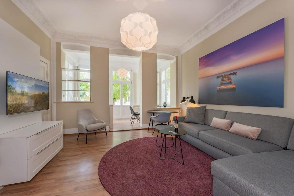 ein Wohnzimmer mit Sofa und Tisch in der Unterkunft Villa Carmen Strandperle in Ahlbeck