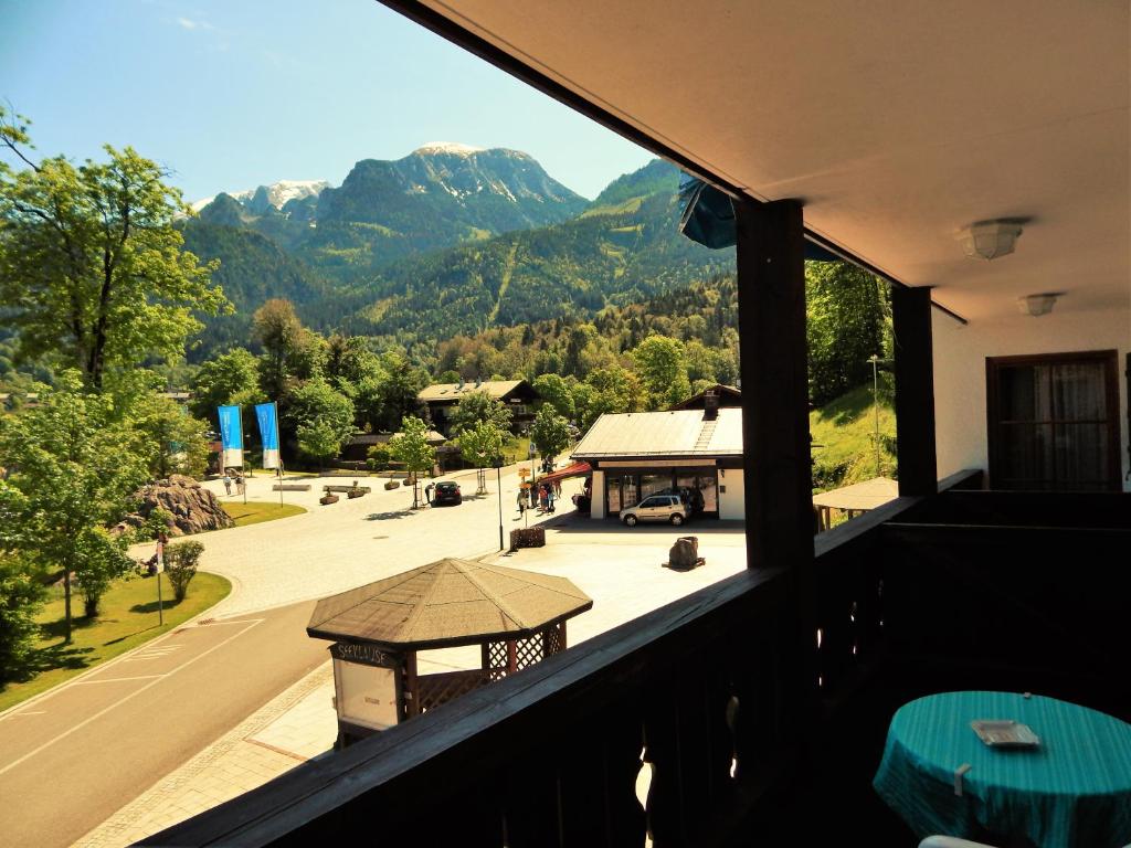 Nespecifikovaný výhled na hory nebo výhled na hory při pohledu z hotelu