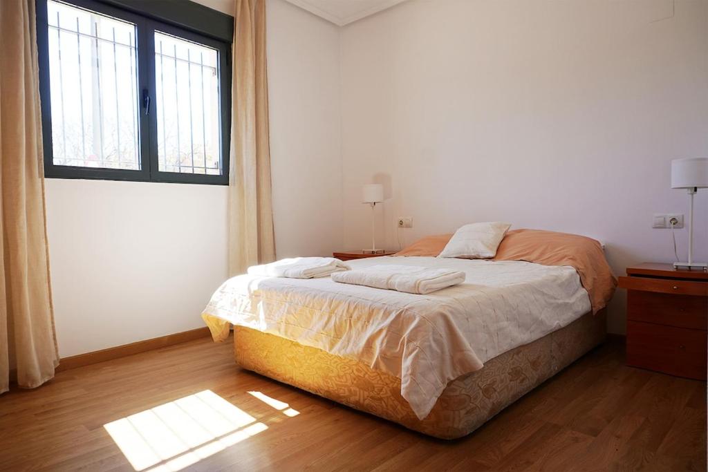 une chambre avec un lit et une fenêtre dans l'établissement Appartement lumineux proche Valencia - À 10 min de la mer !, à Puebla de Farnals