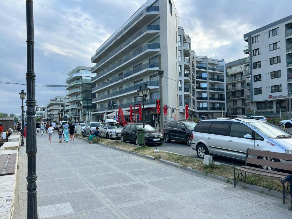 una strada con auto parcheggiate in un parcheggio di Studio KMS Mamaia Nord a Mamaia Nord - Năvodari