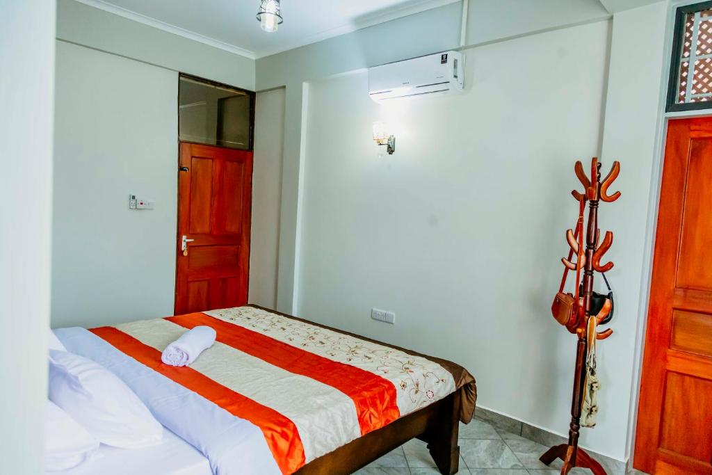 a bedroom with a bed in a room at Bellevie Homestays in Uru