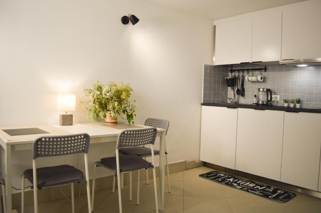 Η κουζίνα ή μικρή κουζίνα στο Woodstock IX, self check-in