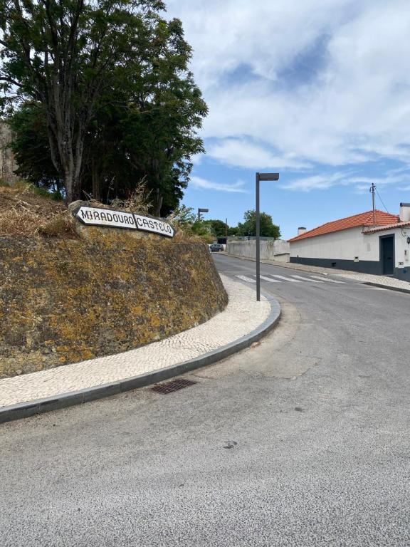 ein Straßenschild am Straßenrand in der Unterkunft Castle House in Palmela