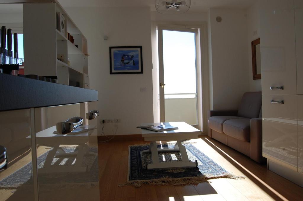 sala de estar con sofá y mesa en Appartamento Signorile, en Cagliari