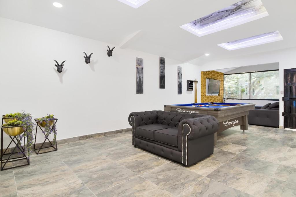 Χώρος καθιστικού στο Provenza! Golden Jacuzzi - 5BR only 1 Block from lleras