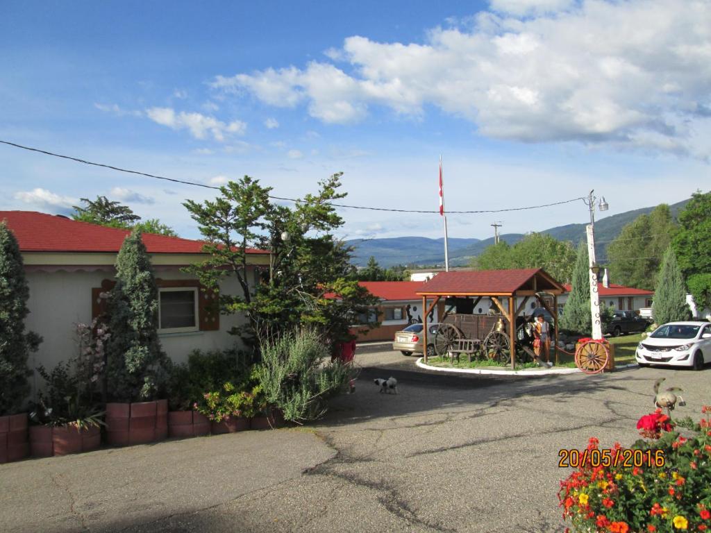 Nespecifikovaný výhled na hory nebo výhled na hory při pohledu z motelu