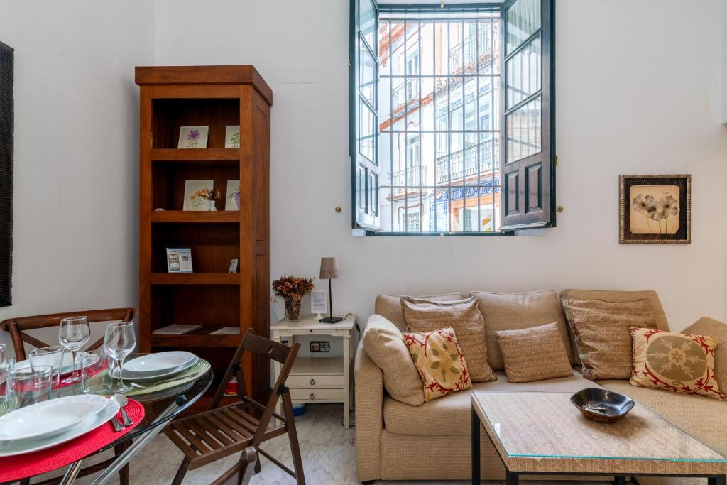 GY Apartamento en Casa Sevillana junto a las Setas - Two-Bedroom Apartment