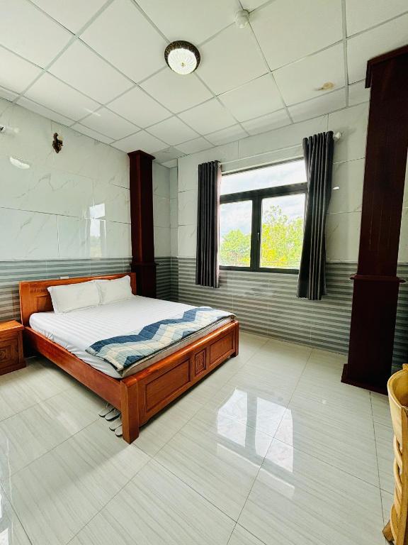 Postel nebo postele na pokoji v ubytování Hotel Sen Việt Bạc Liêu