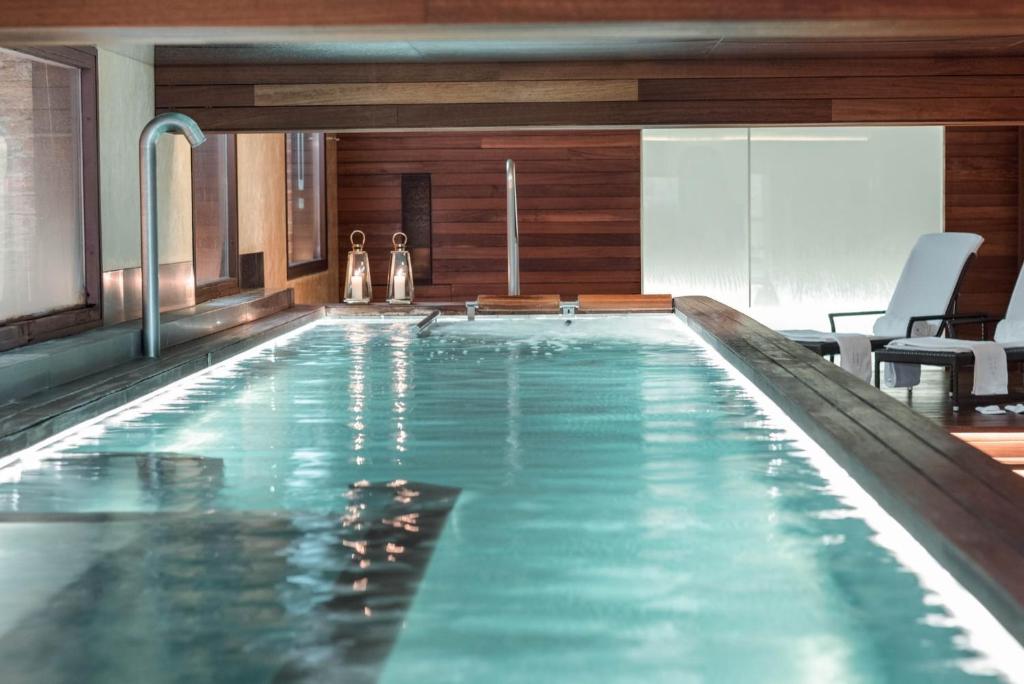 duży basen w pokoju hotelowym w obiekcie URSO Hotel & Spa, a Small Luxury Hotel of the World w Madrycie