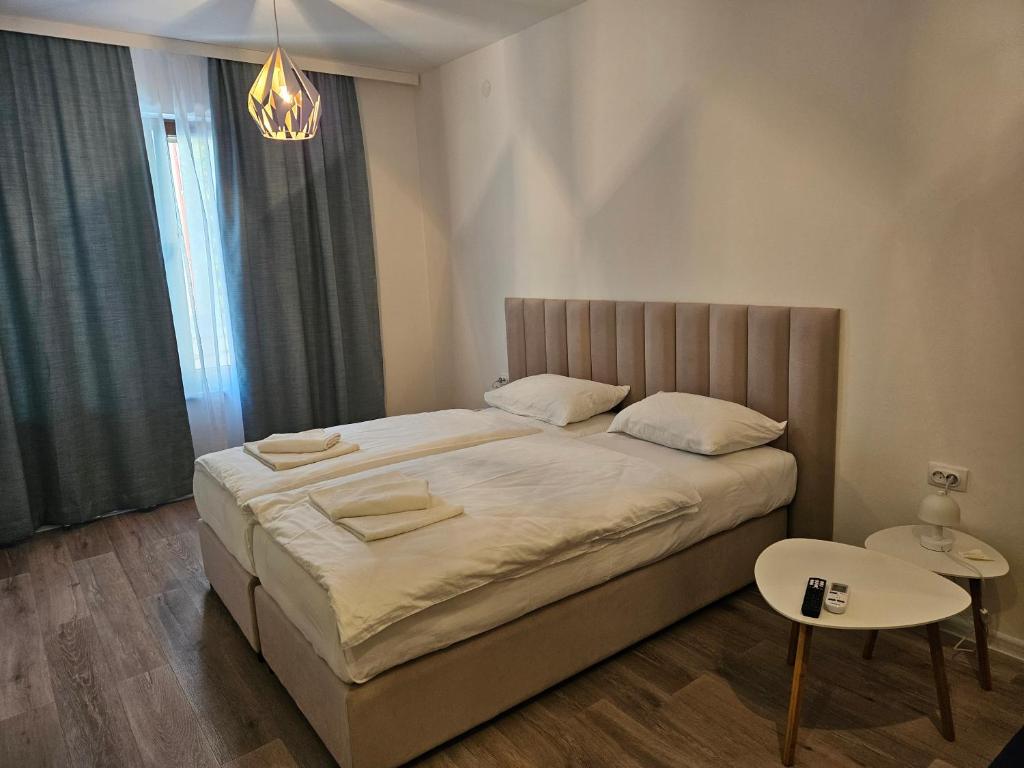 Postel nebo postele na pokoji v ubytování Riverside Residence