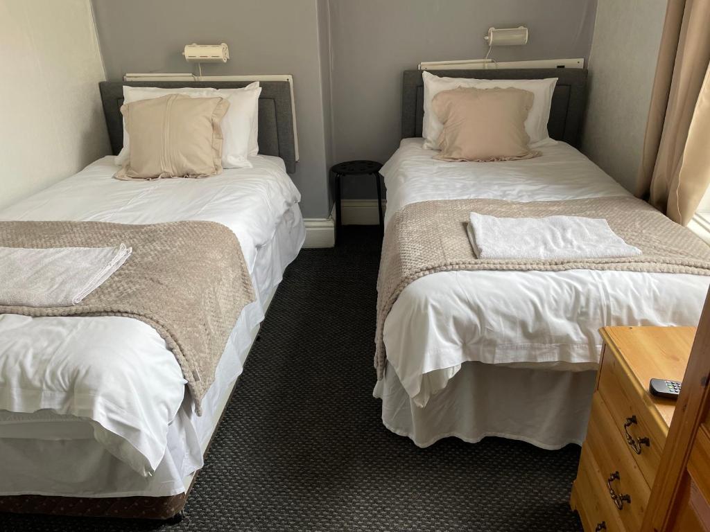 
Twin Room with Shared Bathroom
