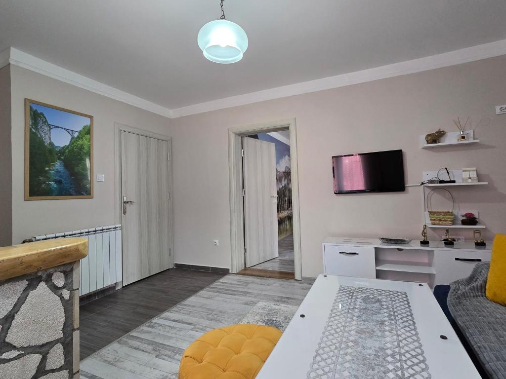 En TV eller et underholdningssystem på SNAM Rooms&Apartment