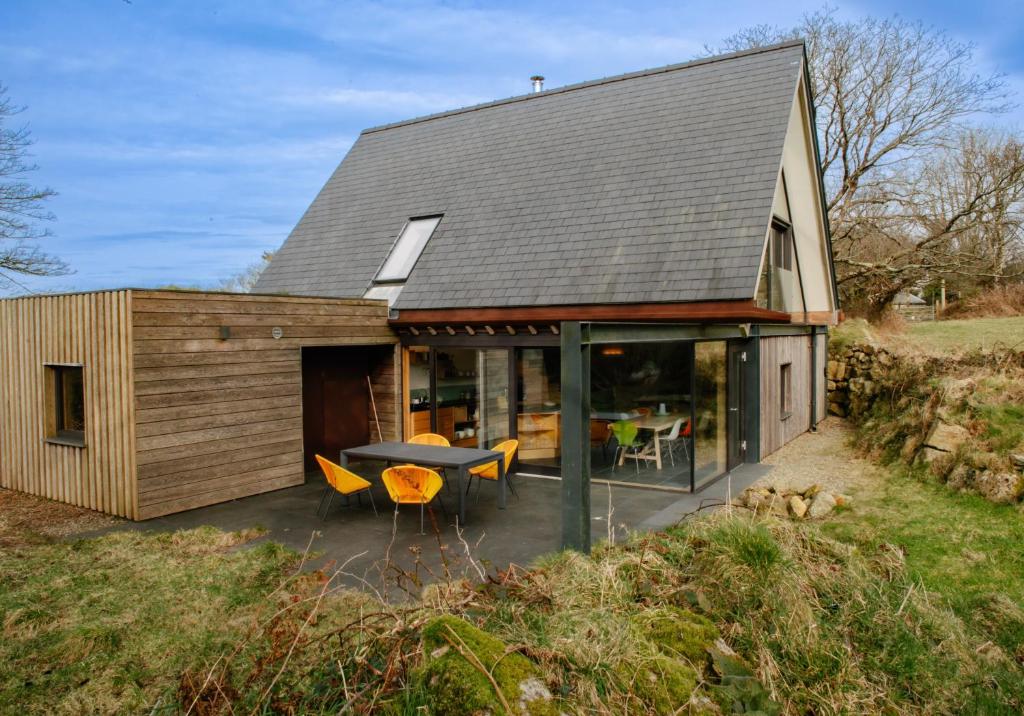 Contemporary accommodation for 8