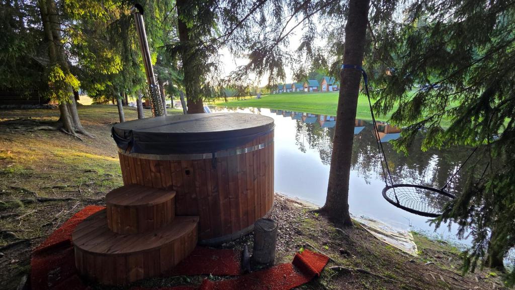 Výhled na řeku, která protéká v blízkosti luxury tent