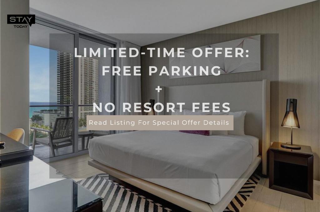 ein Hotelzimmer mit Bett und Balkon in der Unterkunft Elegance by the Ocean - 2BD Hyde House Gem with LUXURY RESORT AMENITIES in Hollywood