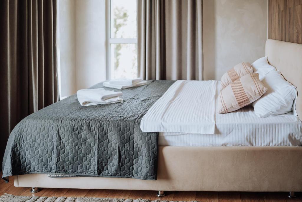 Ένα ή περισσότερα κρεβάτια σε δωμάτιο στο NEW Chic & Cozy 2-Rooms near Park in Chisinau