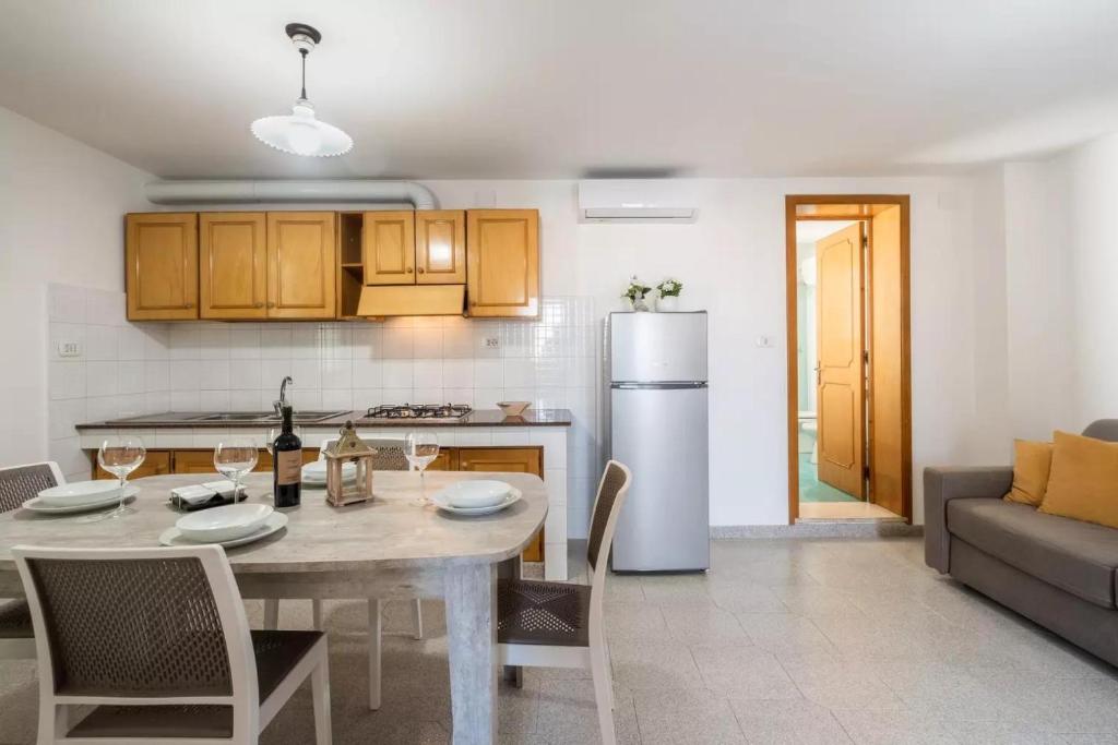une cuisine et une salle à manger avec une table et un réfrigérateur dans l'établissement casa matteo, à Nardò