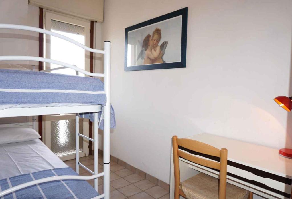 Łóżko lub łóżka w pokoju w obiekcie Apartment in Porto Santa Margherita 42874