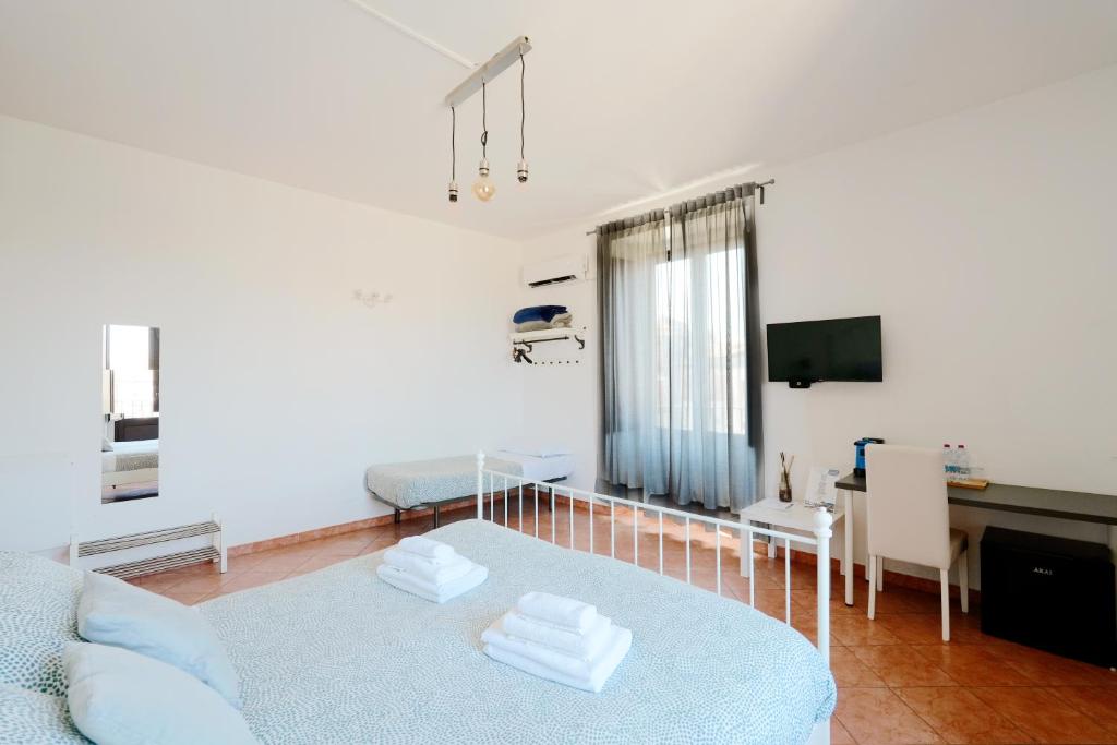 salon z kanapą i biurkiem w obiekcie Palazzo Currò w Katanii