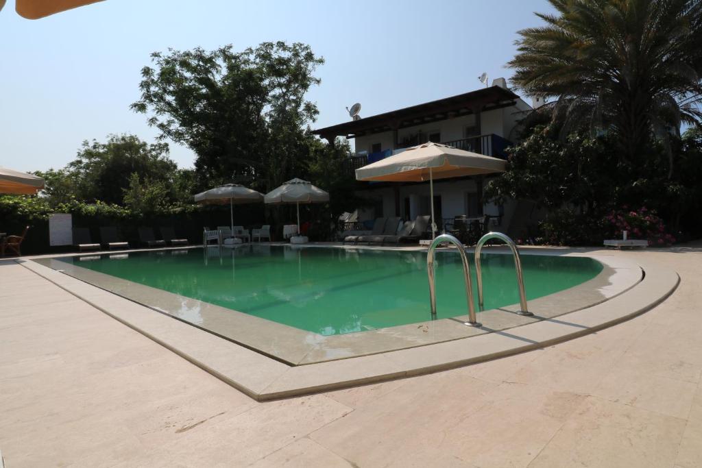 The swimming pool at or close to Paradise Garden Apartments