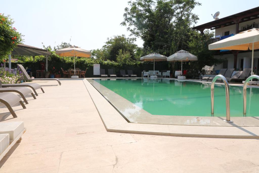 The swimming pool at or close to Paradise Garden Apartments