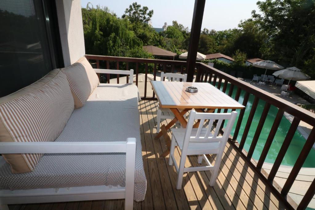 A balcony or terrace at Paradise Garden Apartments